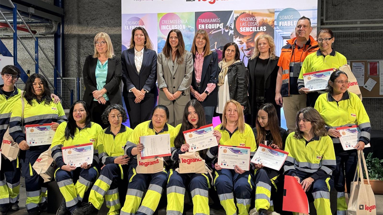 Torrejón.- Ayuntamiento entrega los diplomas a las alumnas que han superado con éxito el curso de moza de almacén