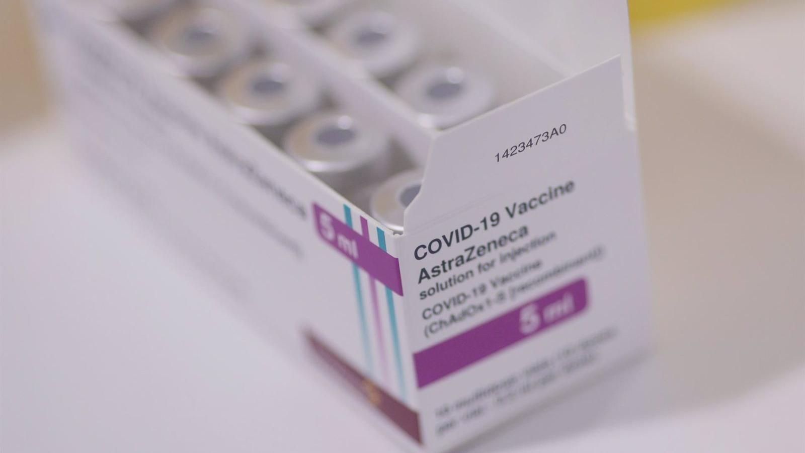 AstraZeneca admite posibles efectos secundarios de trombosis por su vacuna Covid