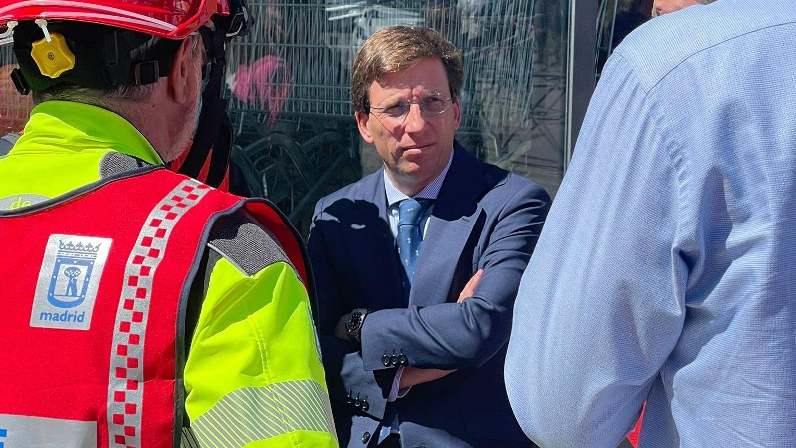 Almeida ve "muy difícil" que los trabajadores atrapados bajo una losa en Fuencarral estén con vida