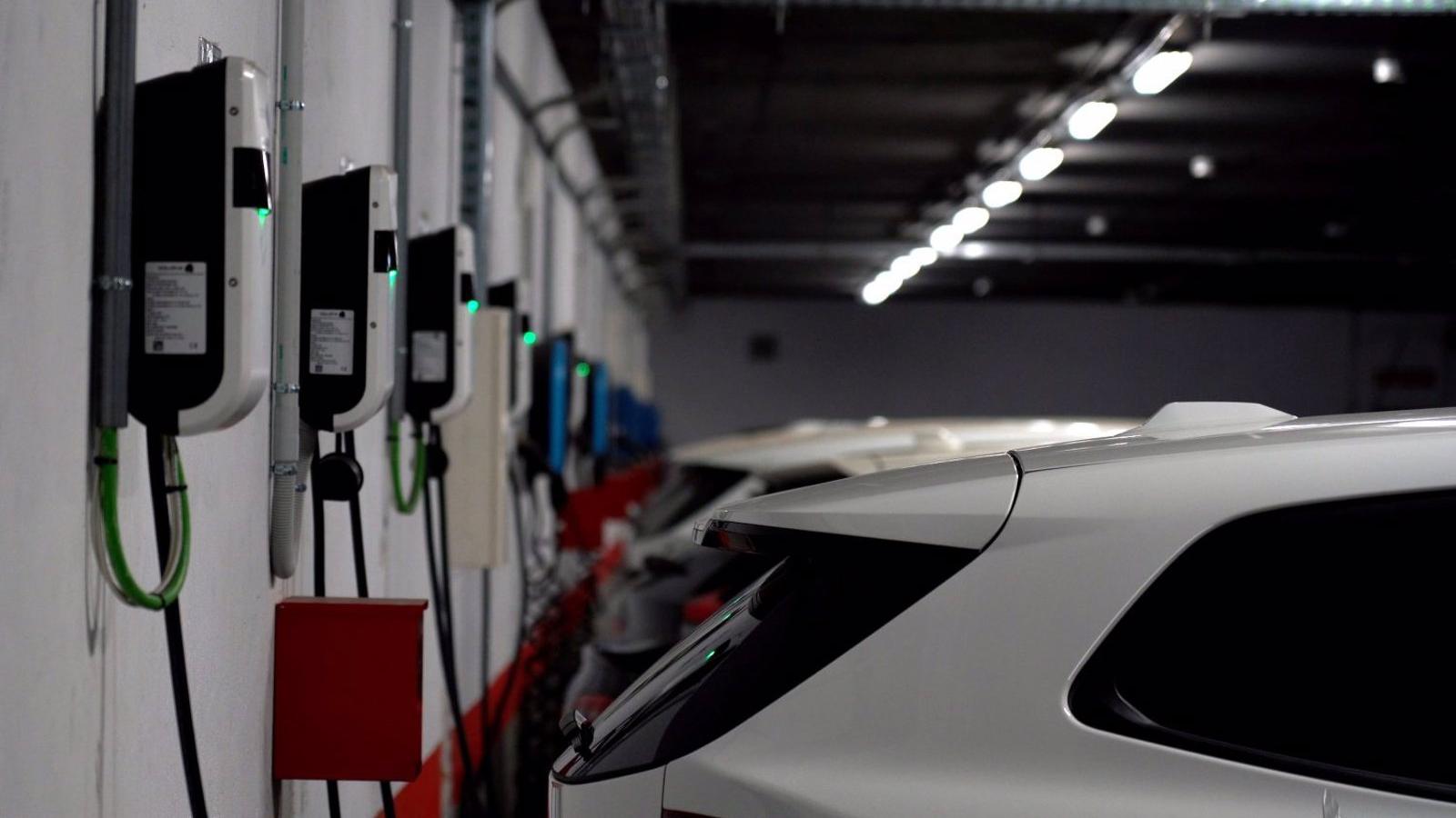 La capital refuerza las subvenciones para puntos de recarga de vehículos eléctricos