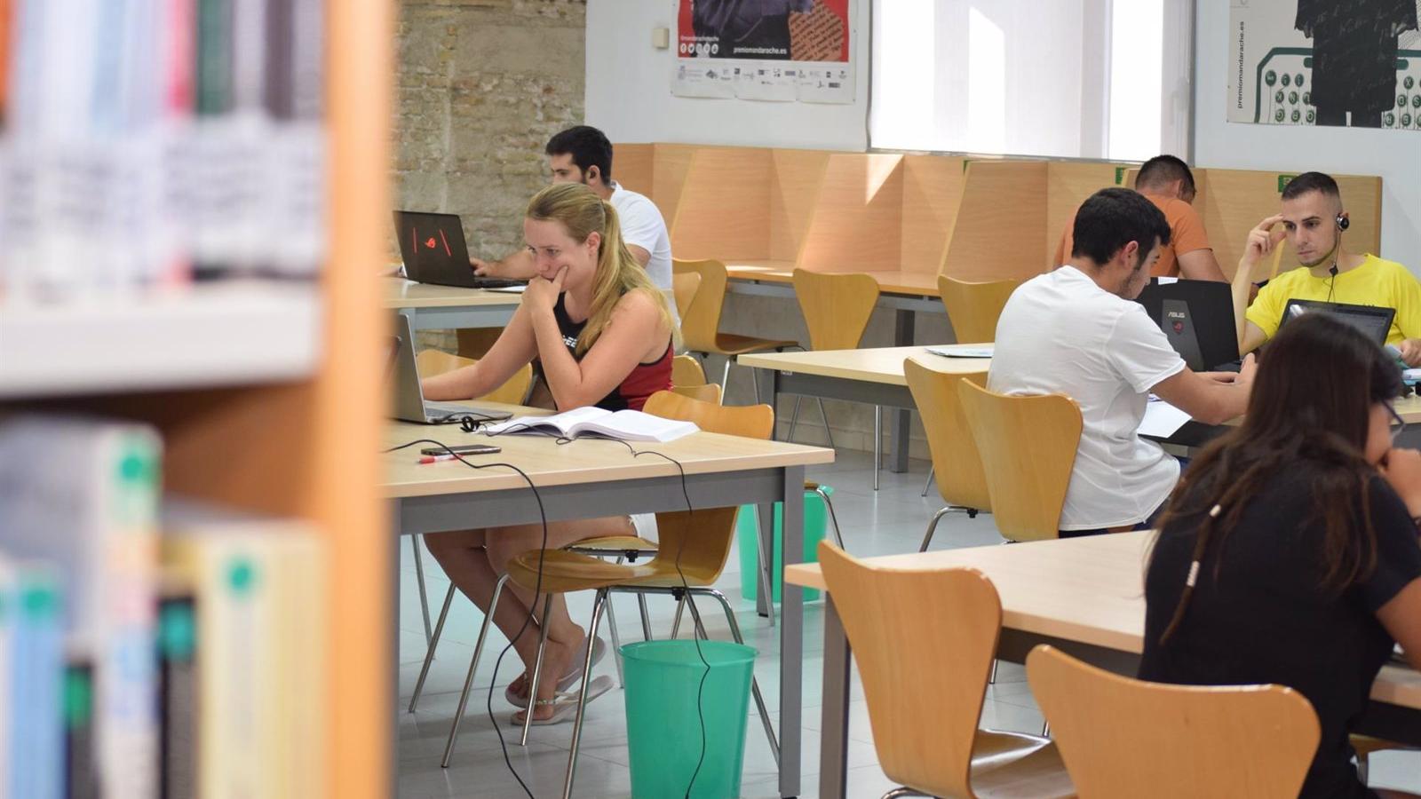 La Comunidad de Madrid extiende el horario de once bibliotecas para la temporada de exámenes