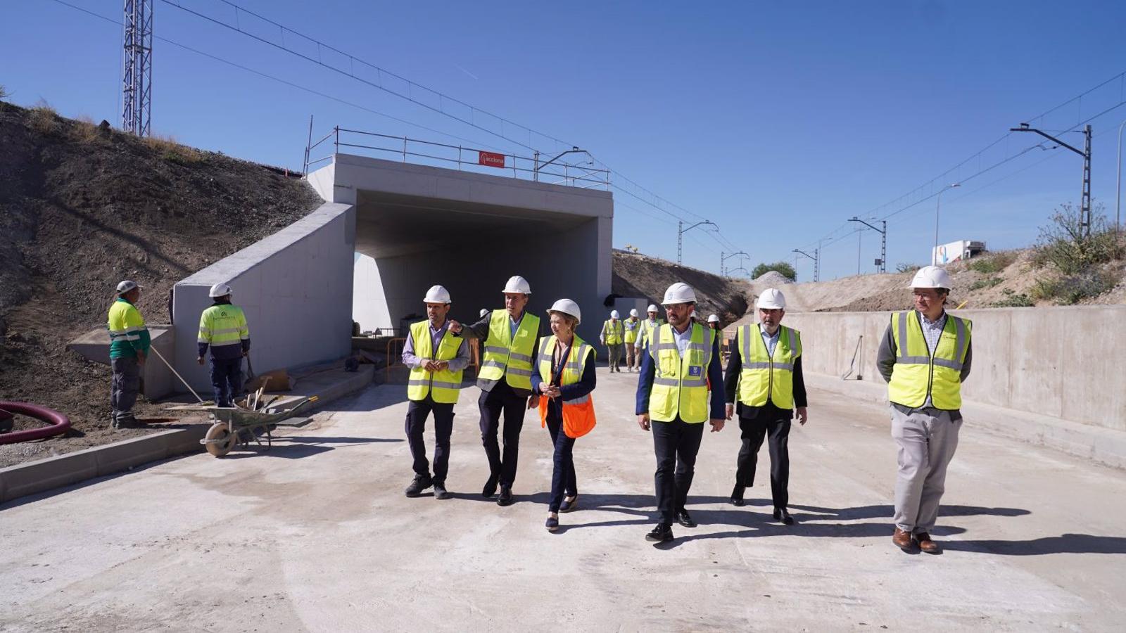 La construcción del paso inferior en el Camino del Pozo del Tío Raimundo entra en su fase final