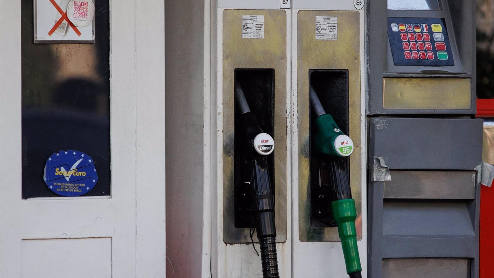Los carburantes descienden por segunda semana consecutiva