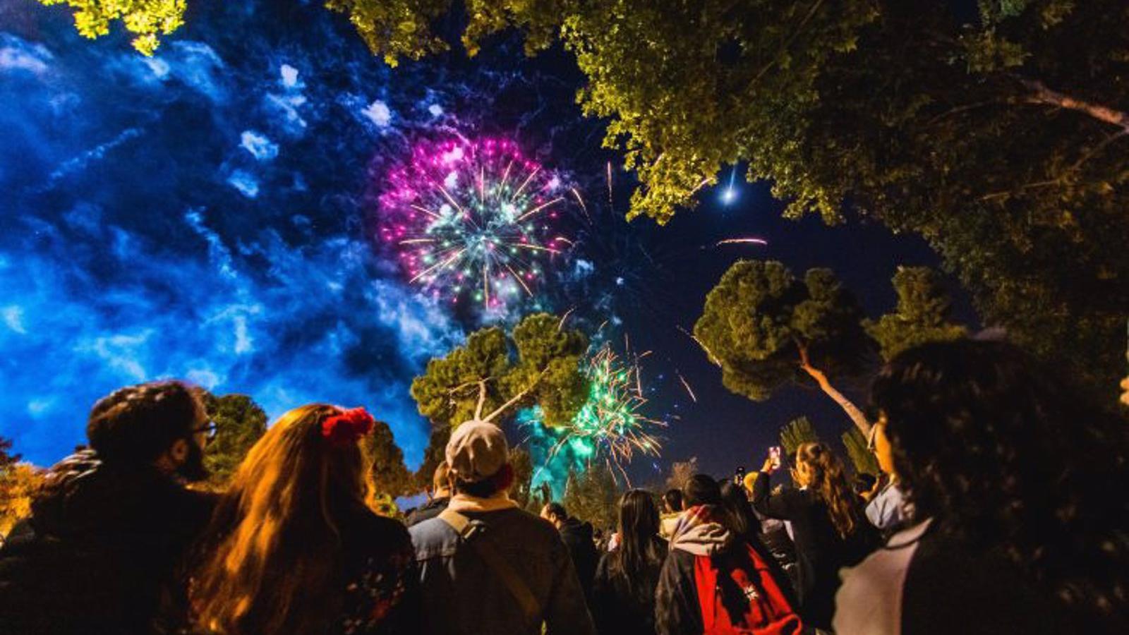 Un castillo de fuegos artificiales puso fin anoche a las Fiestas de San Isidro tras seis días de celebraciones