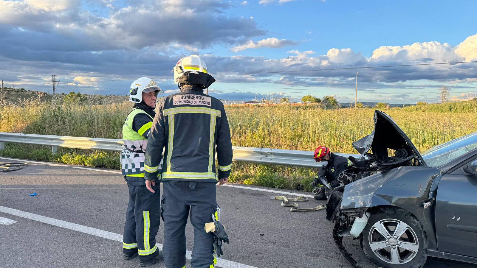 Cuatro heridos en un choque frontal en Torres de la Alameda