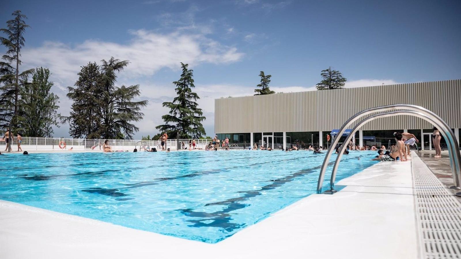 Almeida asegura que todas las piscinas de Madrid estarán abiertas este verano