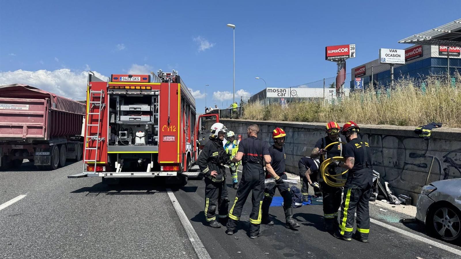 Un accidente en la A-6 a la altura de Villalba deja cuatro heridos al chocar un camión y un turismo