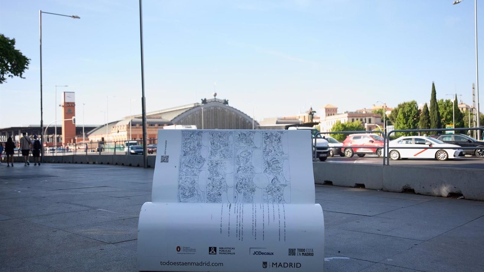La campaña 'siéntate a leer 2024' fomenta la lectura con bancos-libro en Madrid