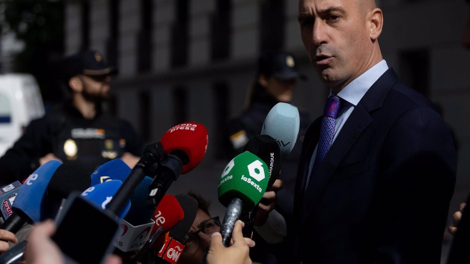 Rubiales pide absolución por beso a Hermoso: “Una manifestación de euforia”