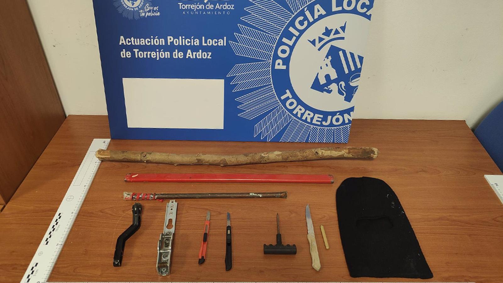 La policía de Torrejón de Ardoz requisa objetos peligrosos y armas blancas
