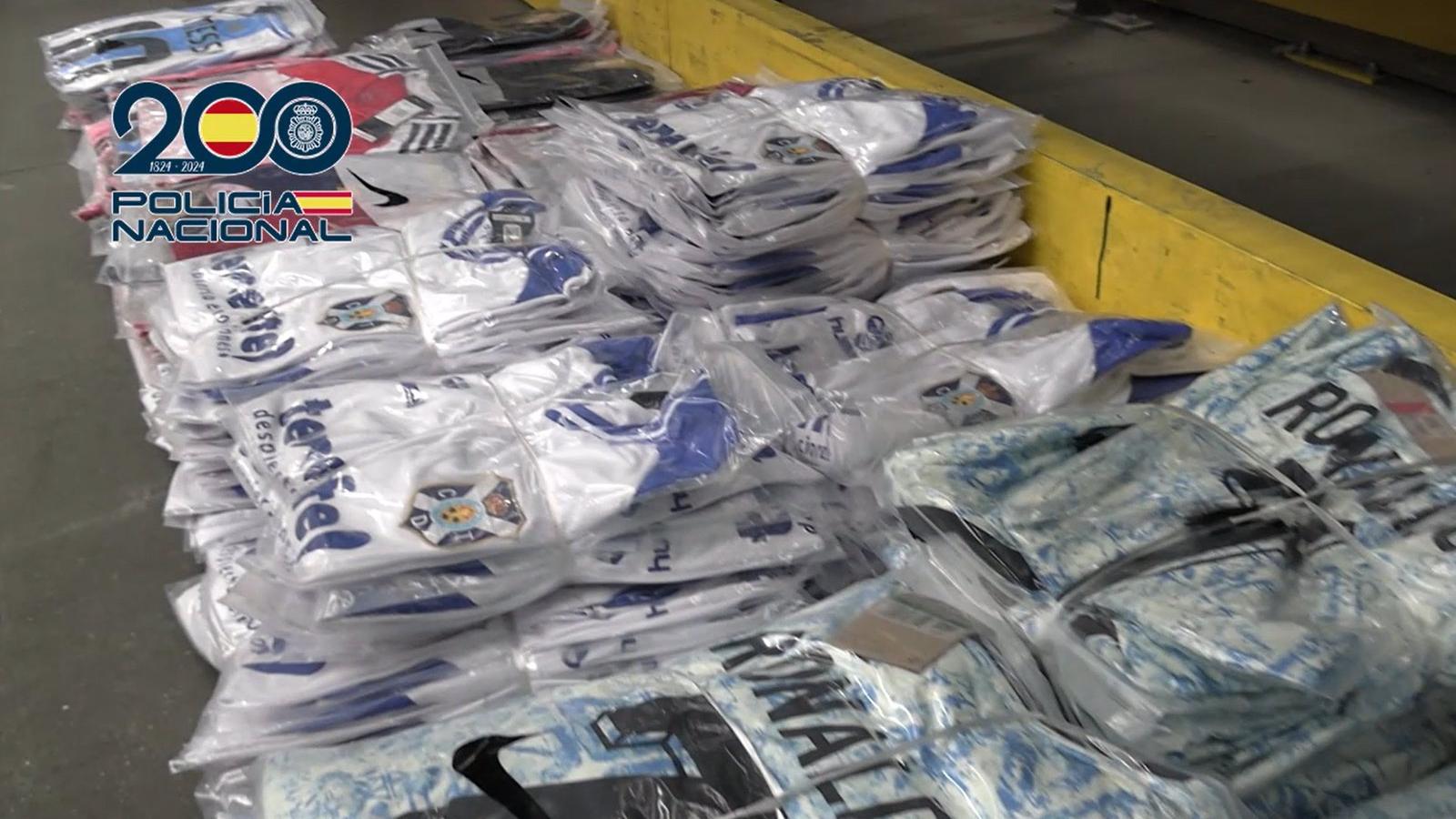 Intervenidas más de 11 toneladas de camisetas falsificadas en Madrid
