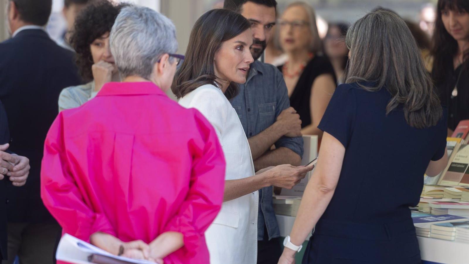 La Reina Letizia inaugura una nueva edición de la Feria del Libro en Madrid