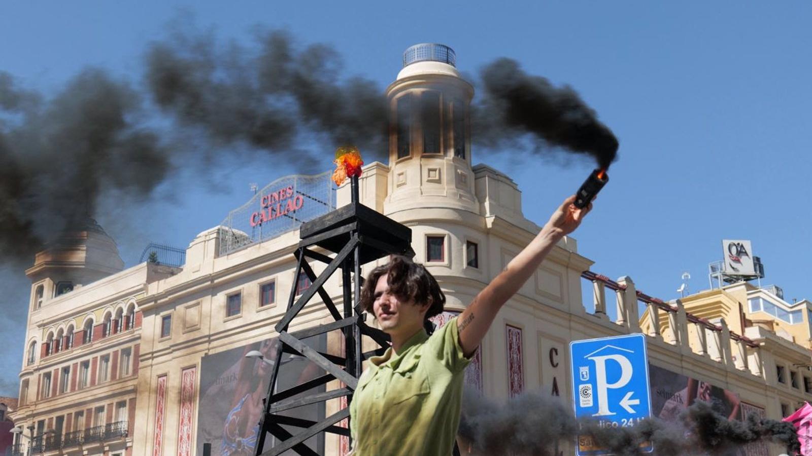Ecologistas cortan la Gran Vía de Madrid en protesta contra las subvenciones a los combustibles fósiles