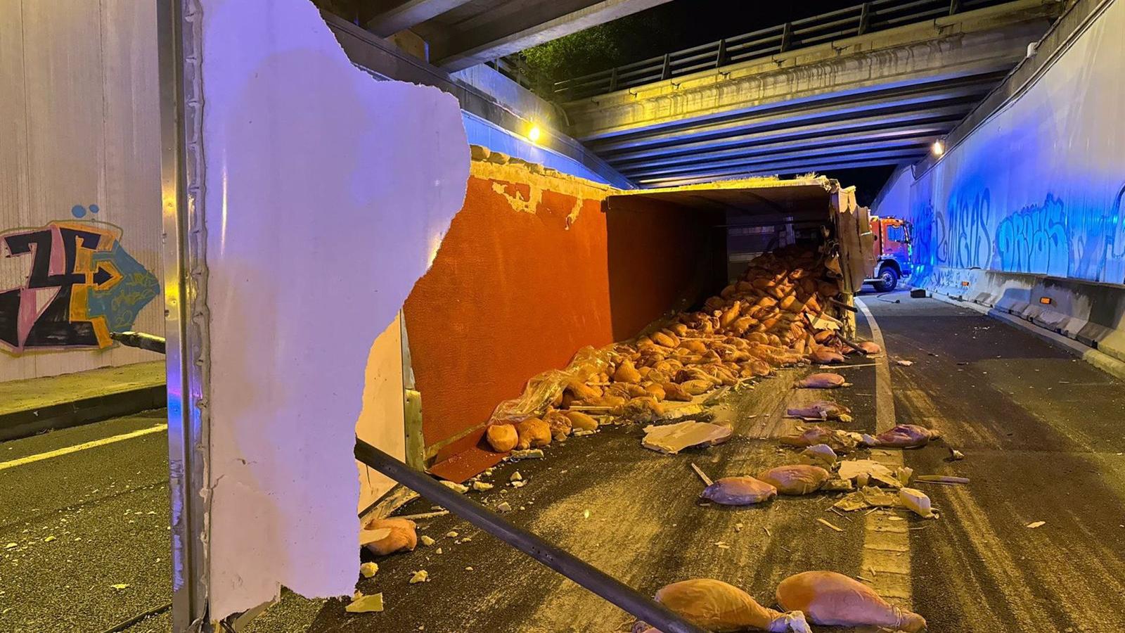 Un camión con 30 toneladas de jamones frescos vuelca en la R-4