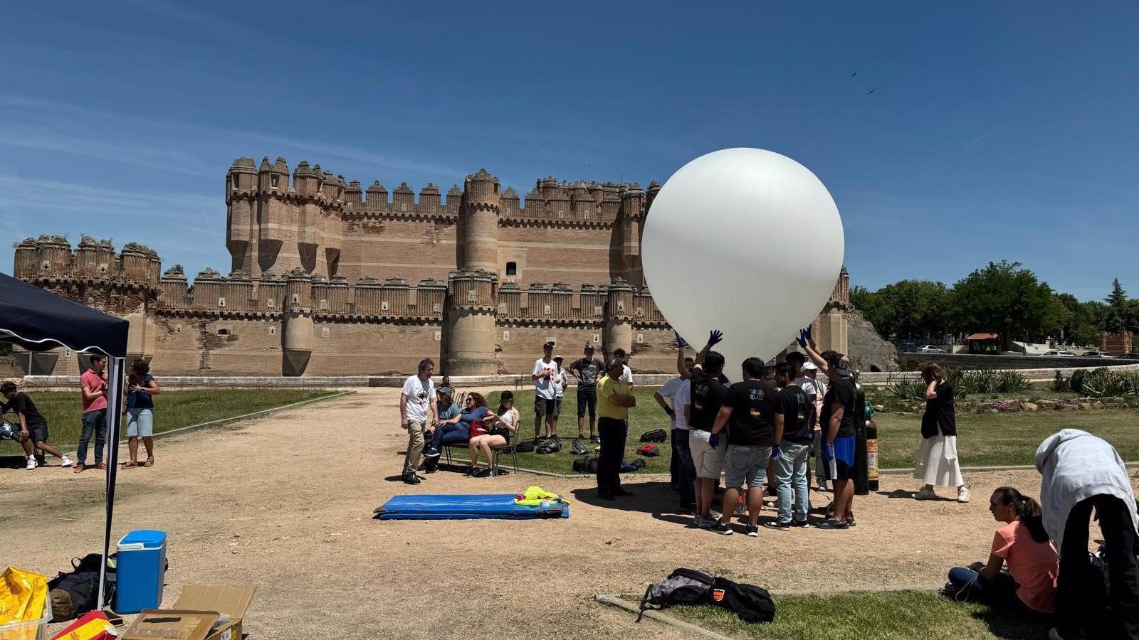 Estudiantes madrileños participan en el lanzamiento de un globo sonda para estudiar la estratosfera