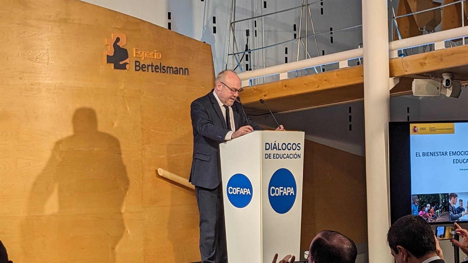 El secretario de Estado de Educación advierte sobre la "toxicidad" en los chats de padres