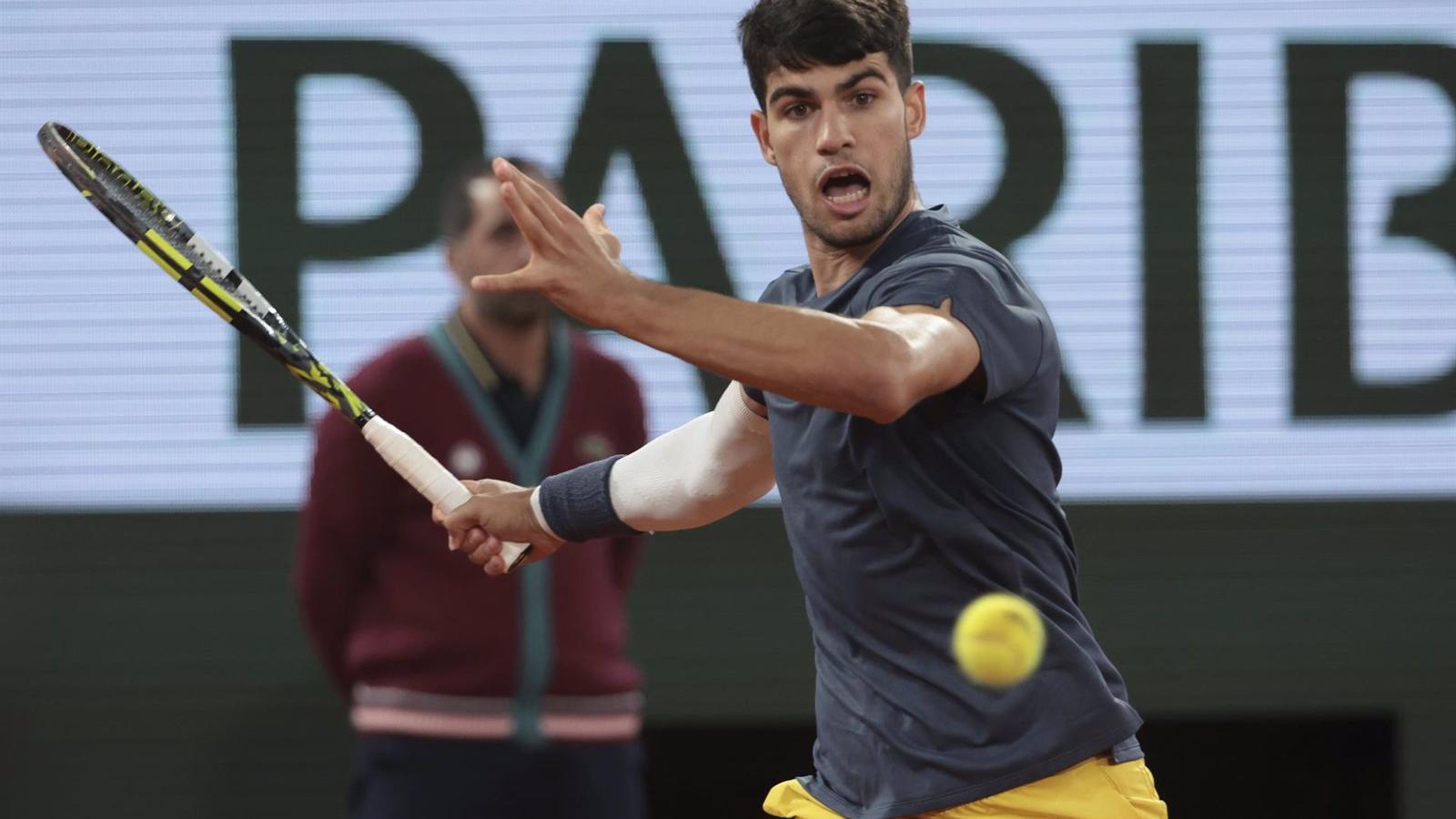 Alcaraz triunfa sobre Tsitsipas y avanza a semifinales de Roland Garros