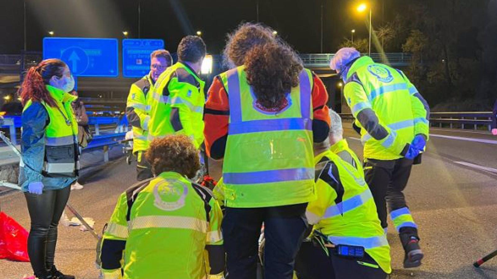 Un accidente en la M-11 siega la vida a un motorista de 26 años