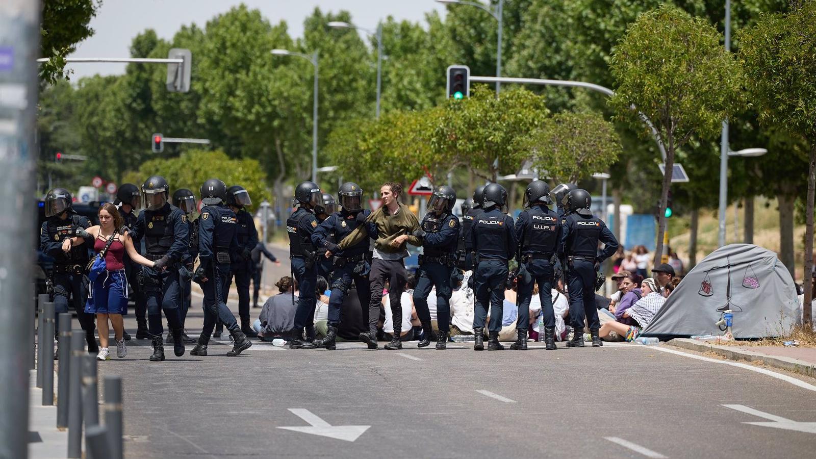 La Policía desaloja a los estudiantes de la acampada por Palestina por invadir la Avenida de la Complutense