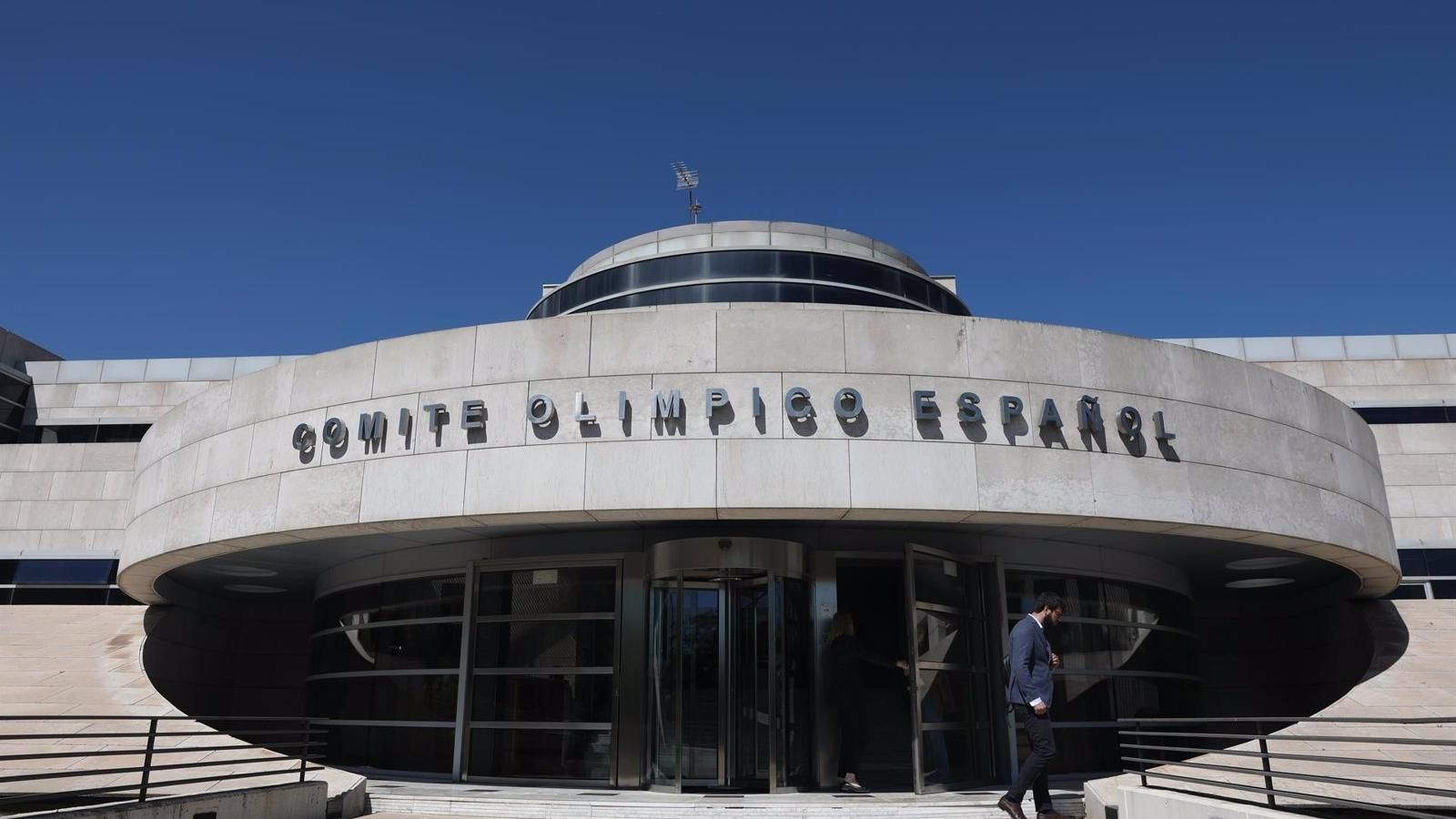 Detenido un vigilante de seguridad del COE por eyacular en botellas de compañeras