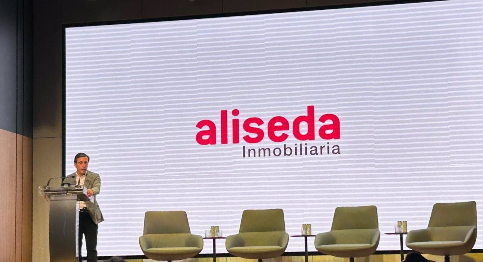 Almeida defiende la colaboración público-privada para abordar la vivienda en Madrid