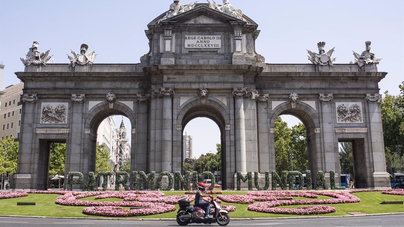 Flores en la Puerta de Alcalá por el 10º aniversario de la coronación de Felipe VI