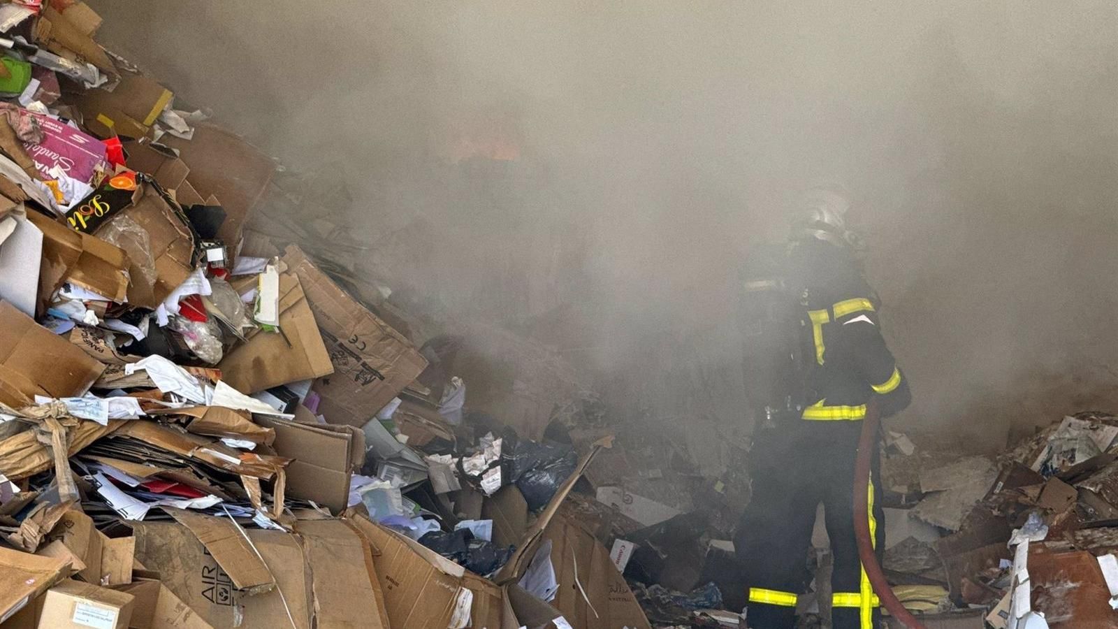 Controlado el incendio en una nave industrial de Torrejón de Ardoz