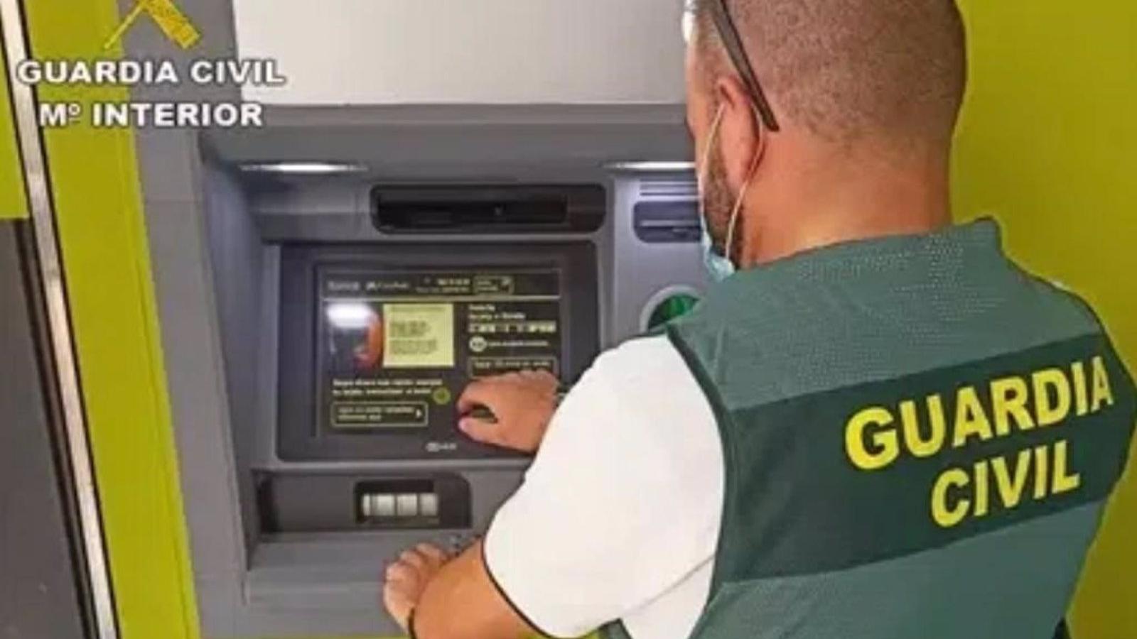 Detenidas tres personas por hurtos al descuido en bancos de Colmenar Viejo y Torrelodones