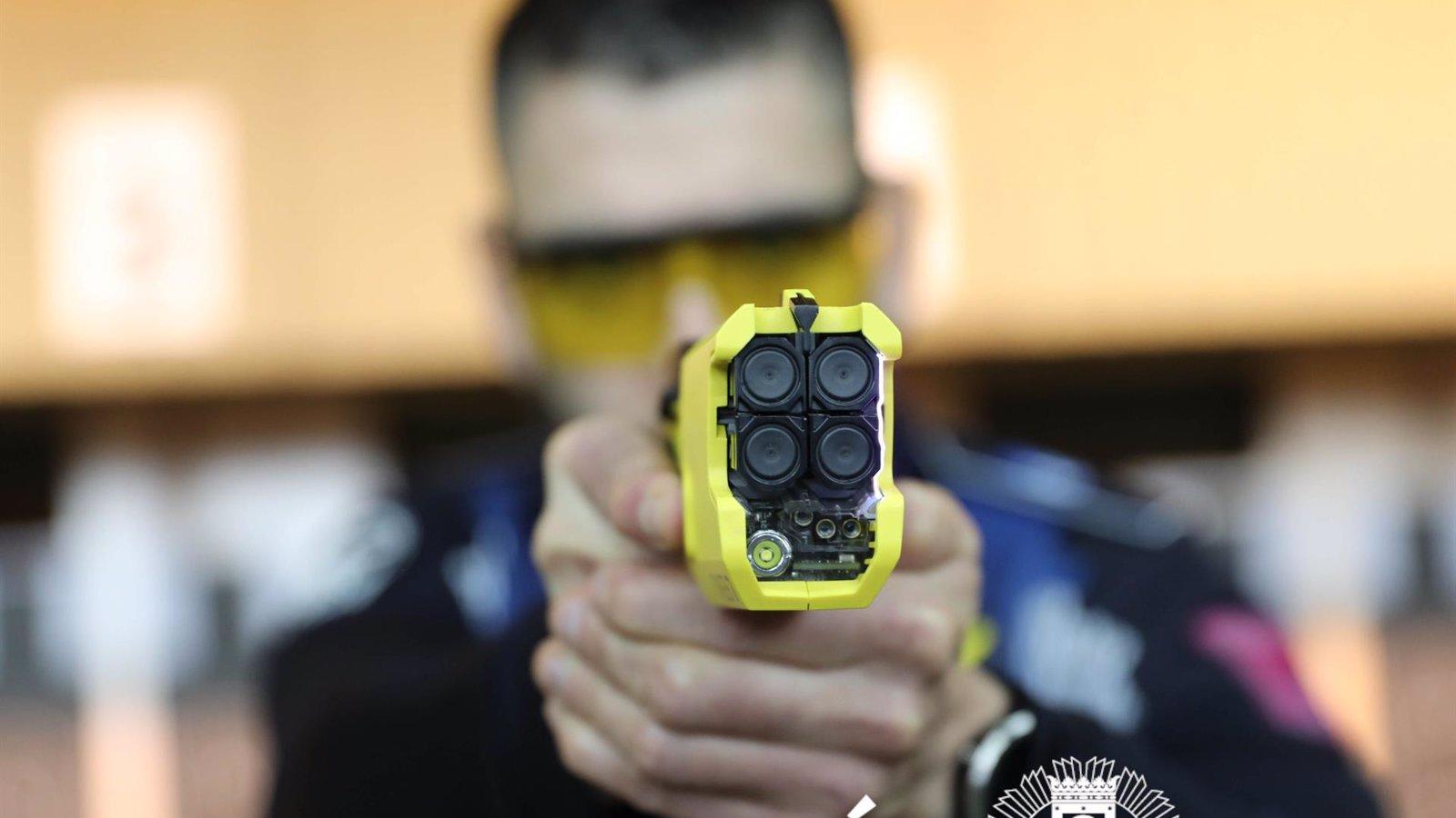 Policía reduce a un joven con táser durante las fiestas de Moratalaz