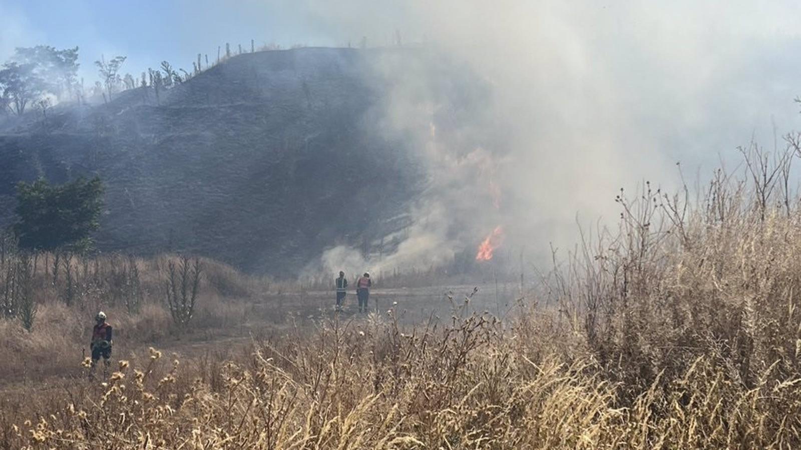 Gran atasco en un acceso a la A-3 por un incendio de pastos en Valdemingómez