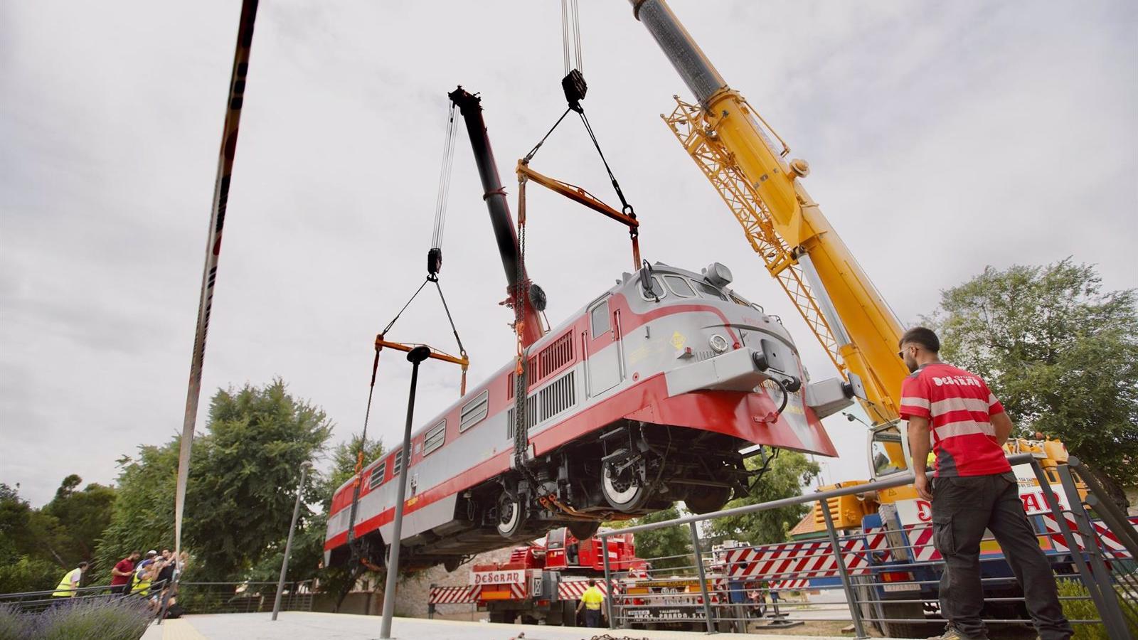 La locomotora 'Virgen de Gracia' y un vagón blindado enriquecen el barrio de Las Matas en Las Rozas