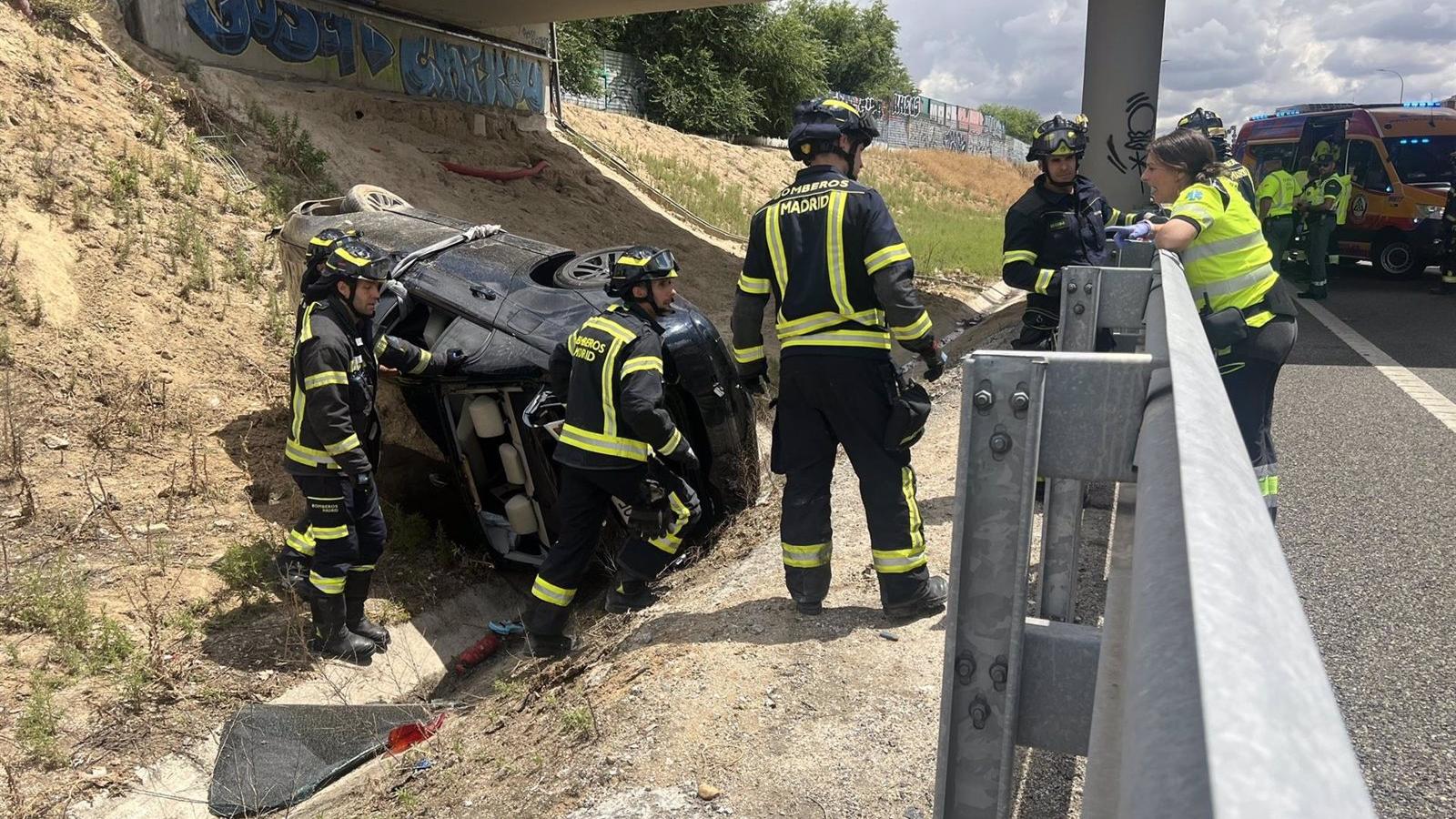 Dos jóvenes heridos leves en un accidente de tráfico en la M-11