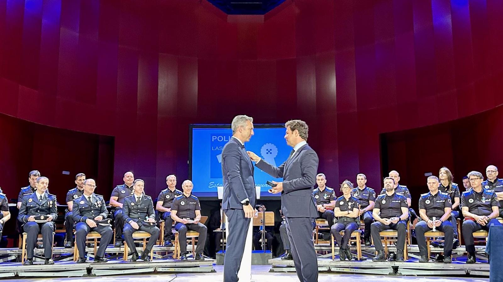 Carlos Novillo recibe la Medalla de la Policía Local en Las Rozas