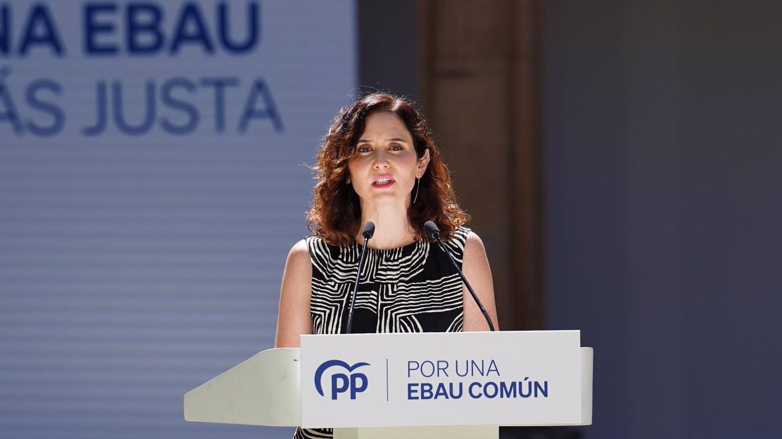 Ayuso celebra el acuerdo del PP para una EBAU común y critica la gestión educativa del Gobierno