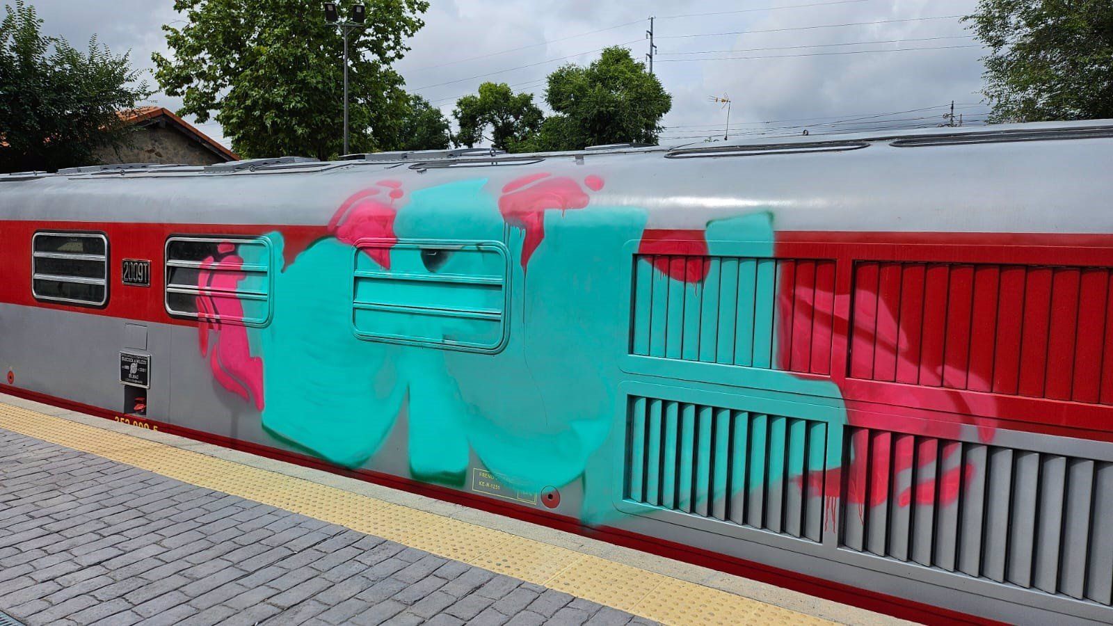 Identificado el autor de las pintadas en la histórica locomotora de Las Rozas