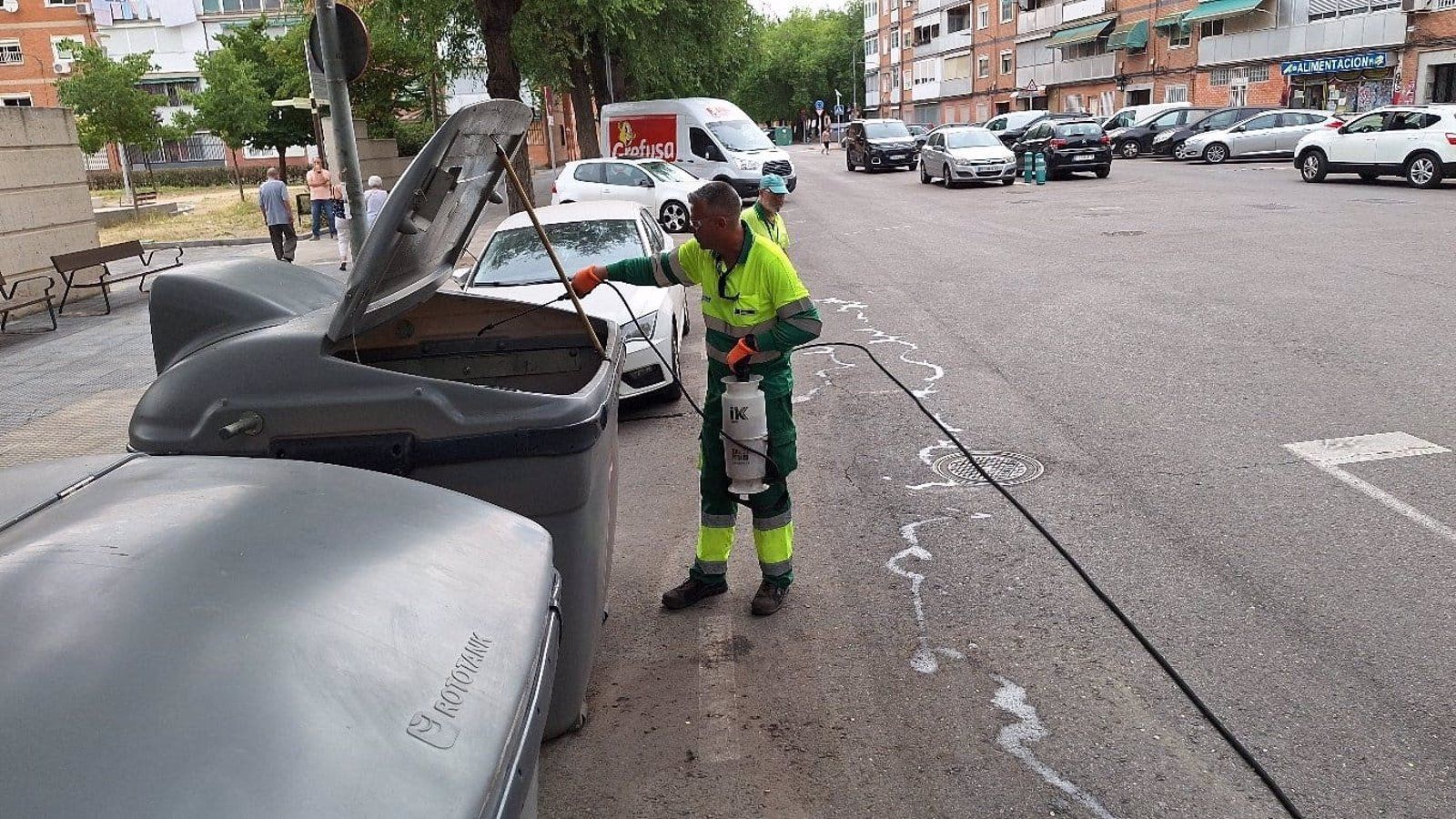 Alcalá de Henares intensifica la limpieza de contenedores