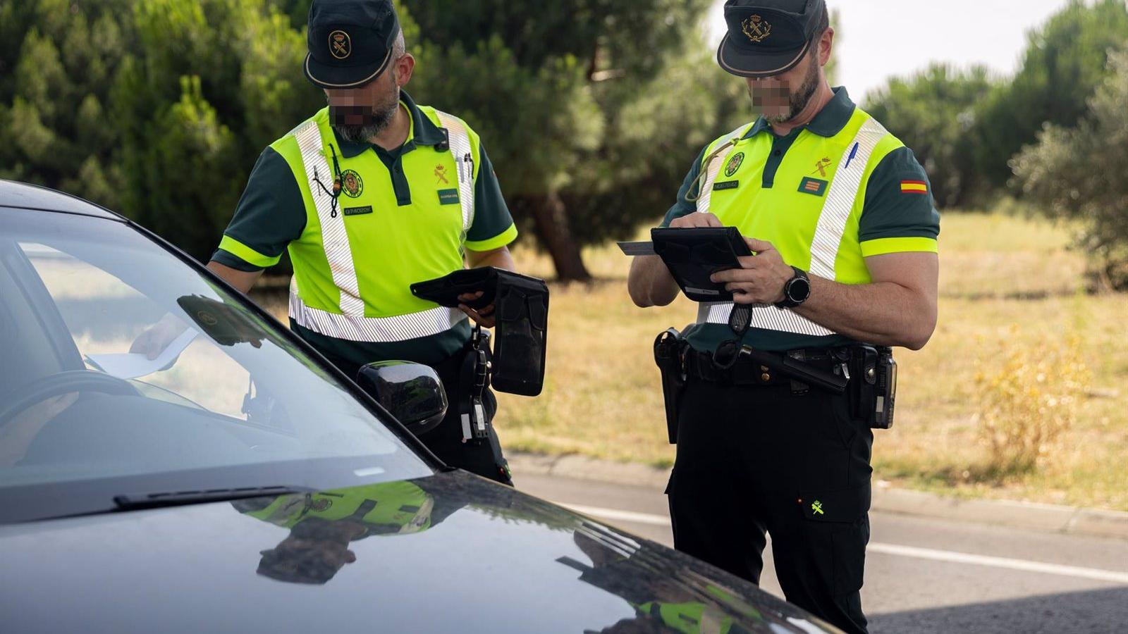 Detenido por circular en sentido contrario y chocar con un coche de la Guardia Civil