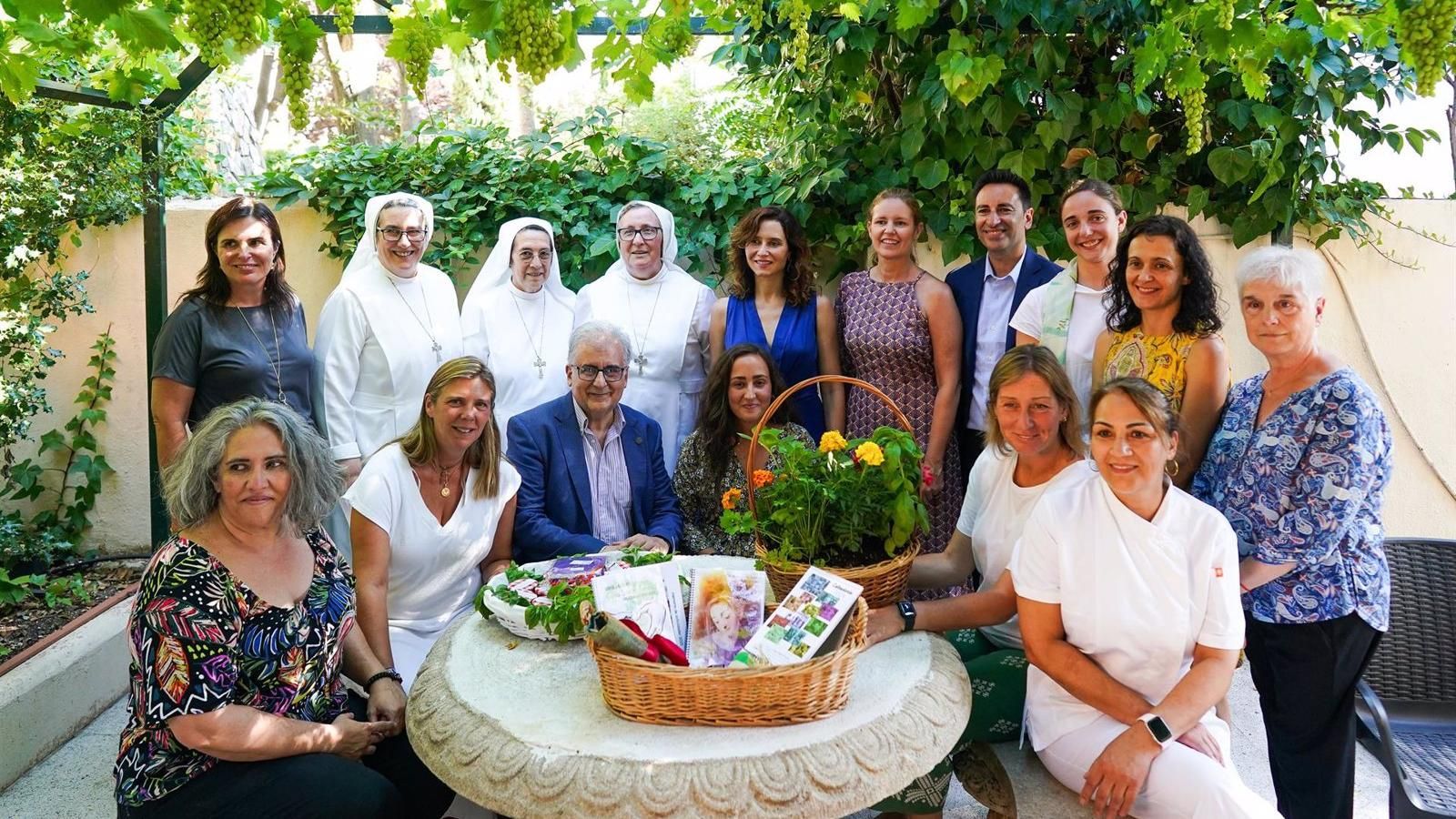 Ayuso visita la Casa Santa Teresa para adultos con discapacidad intelectual