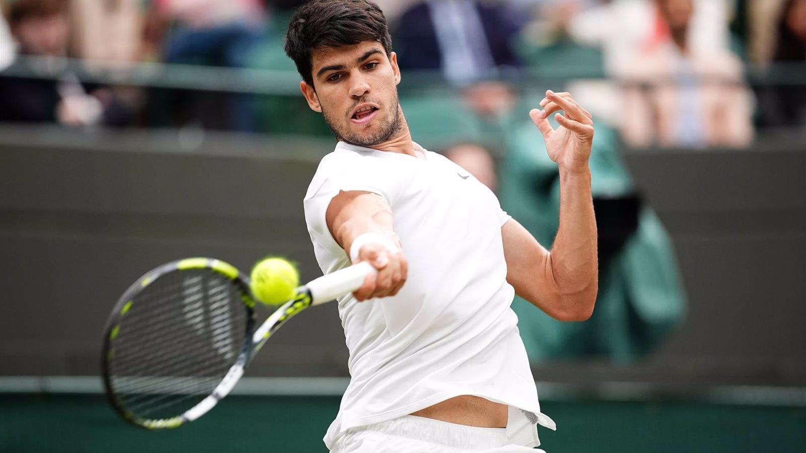 Alcaraz avanza a semifinales de Wimbledon tras vencer a Paul