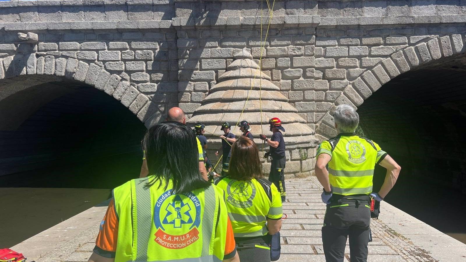 Un joven herido al caer desde el Puente de Segovia en Madrid