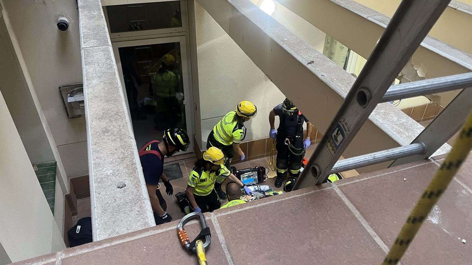 Rescatado un hombre tras caer desde un primer piso en la calle Atocha