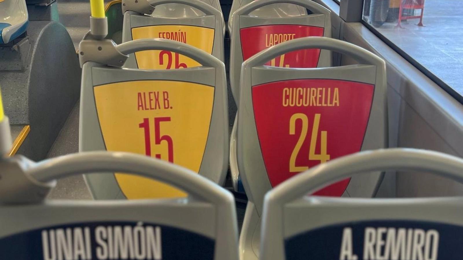 Los autobuses de la EMT lucen la bandera por la Eurocopa y la L34 incorpora en sus asientos los dorsales de la Selección