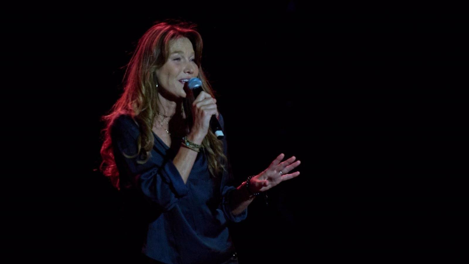 Carla Bruni emociona con su acústico en el festival de Condeduque