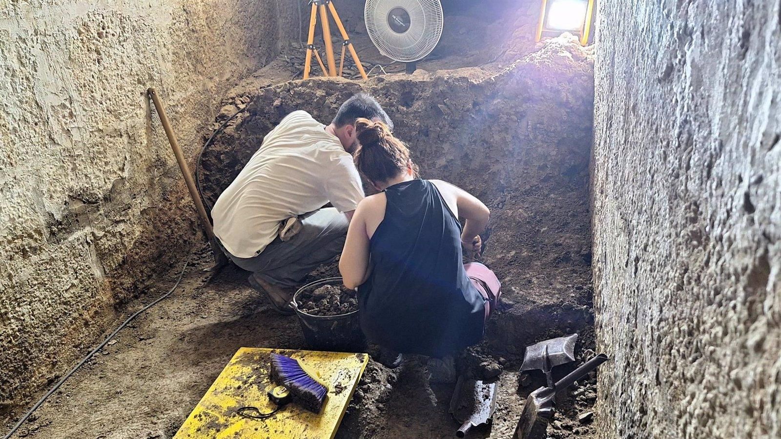 El Ayuntamiento de Alcalá de Henares inicia la segunda fase de excavación en el refugio antiaéreo de la plaza de Cervantes