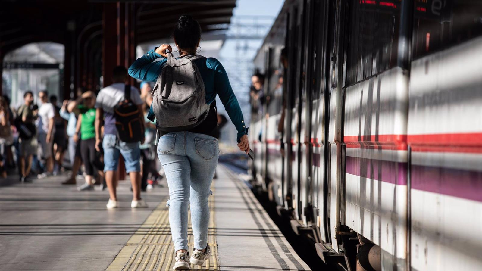 Retrasos en varias líneas de Cercanías por un incendio en un tren en Villalba