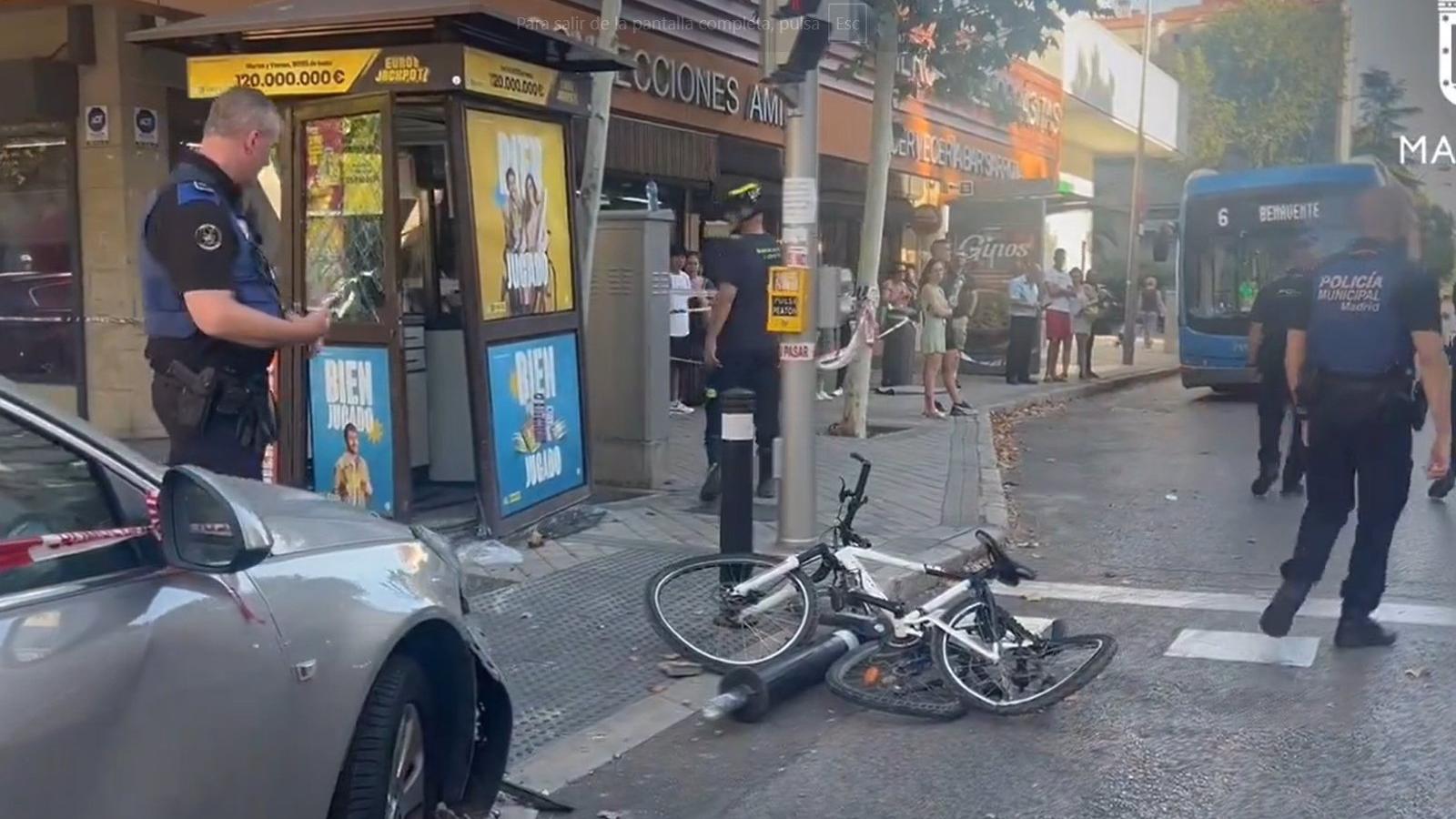 Una mujer pierde el control de su coche, golpea un kiosco y atropella a tres menores y dos mujeres en Usera