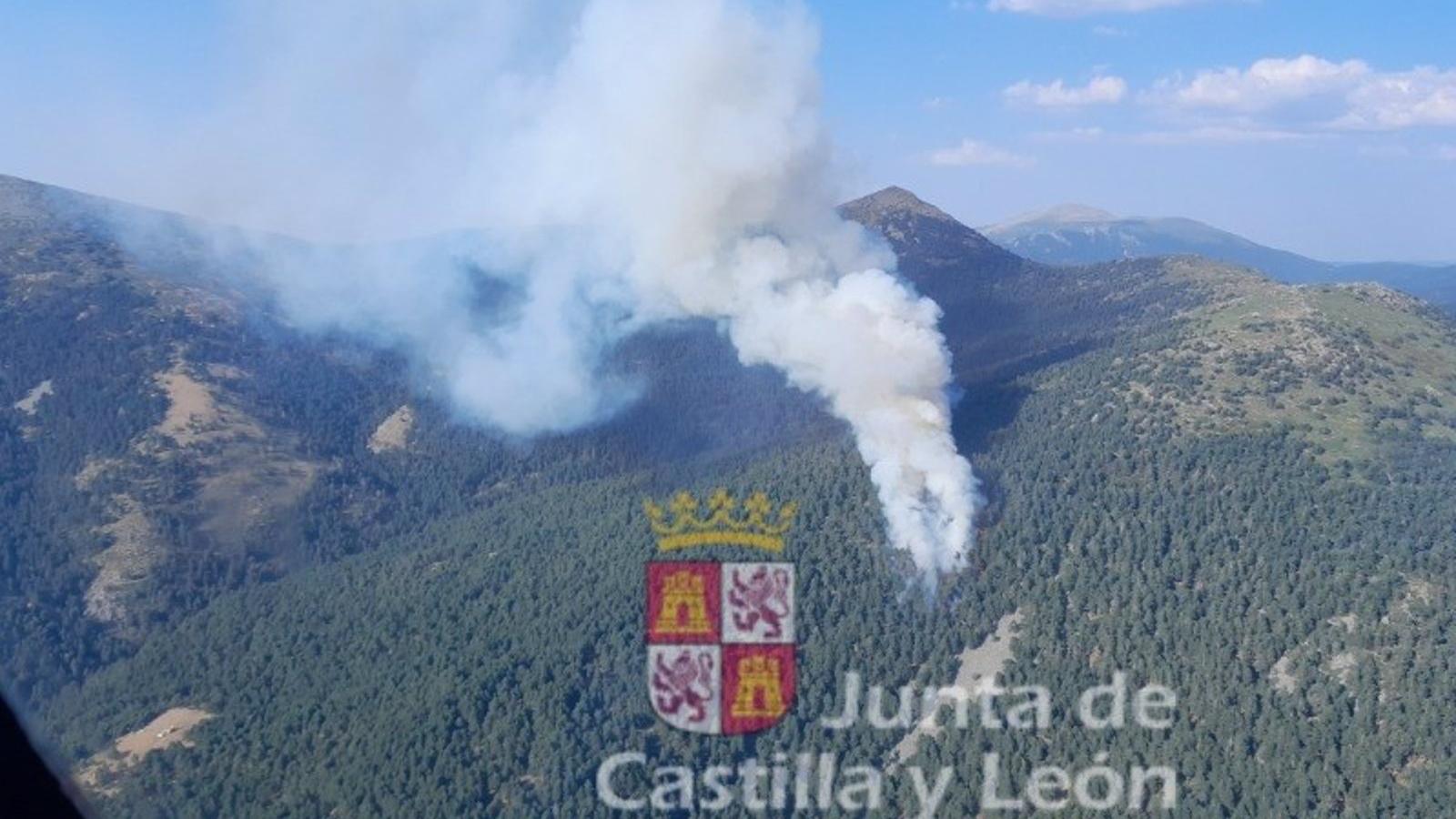 Medios madrileños trabajan en la extinción del fuego en El Espinar, Segovia