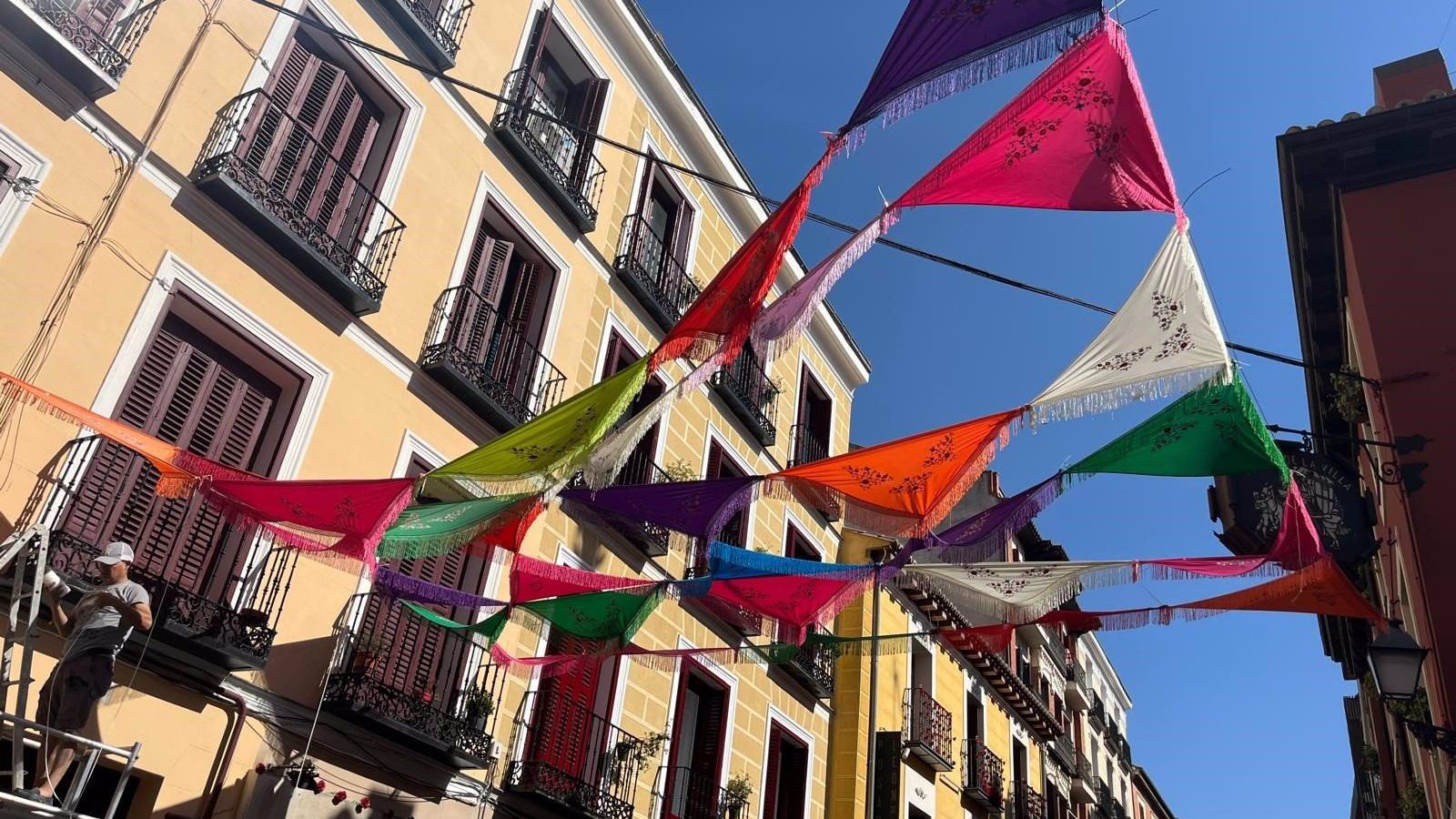 Madrid se viste de fiesta: arranca el verano con coloridos mantoncillos en La Latina