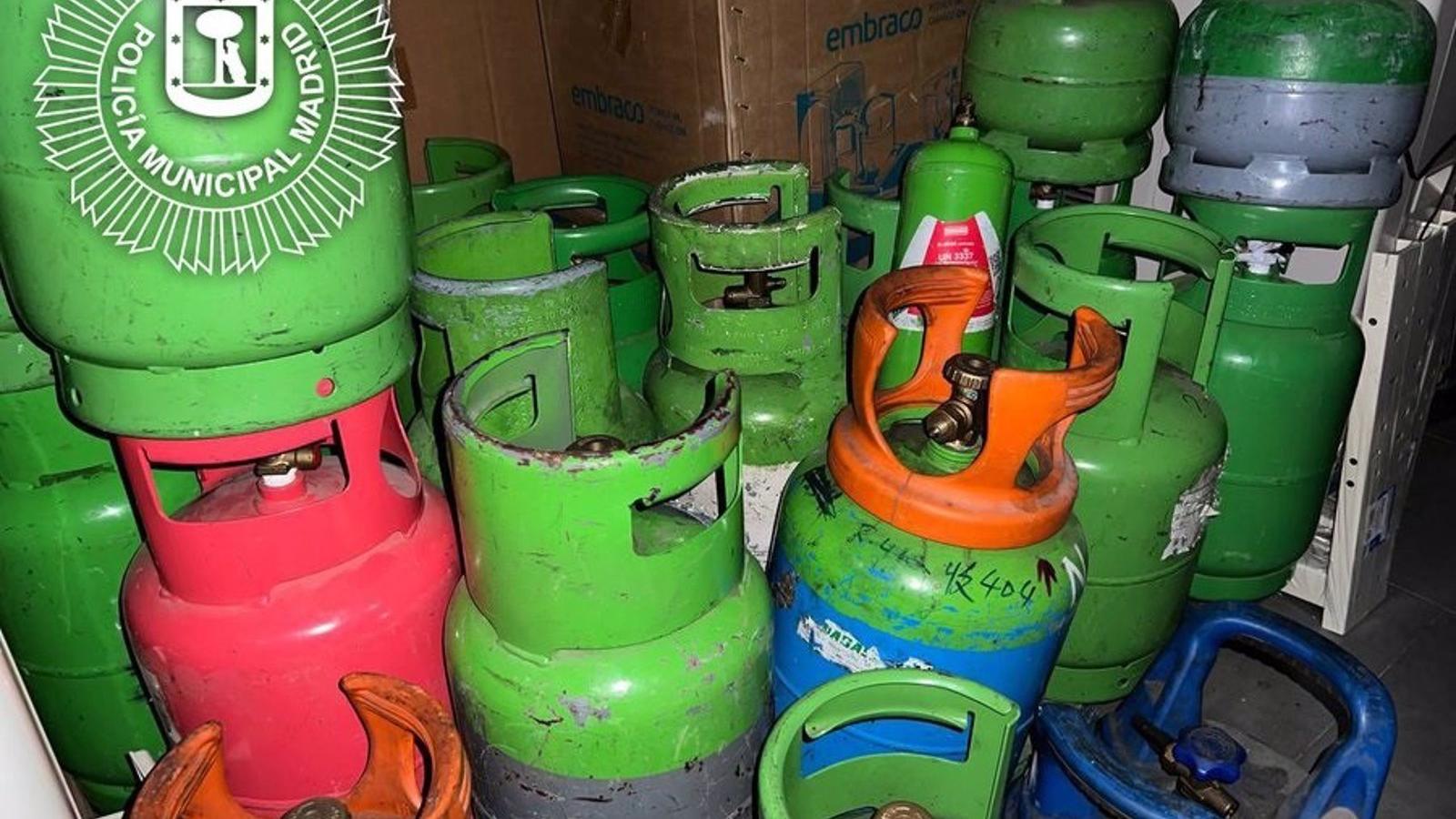 Descubren un almacén clandestino con botellas de gases fluorados prohibidos en Usera