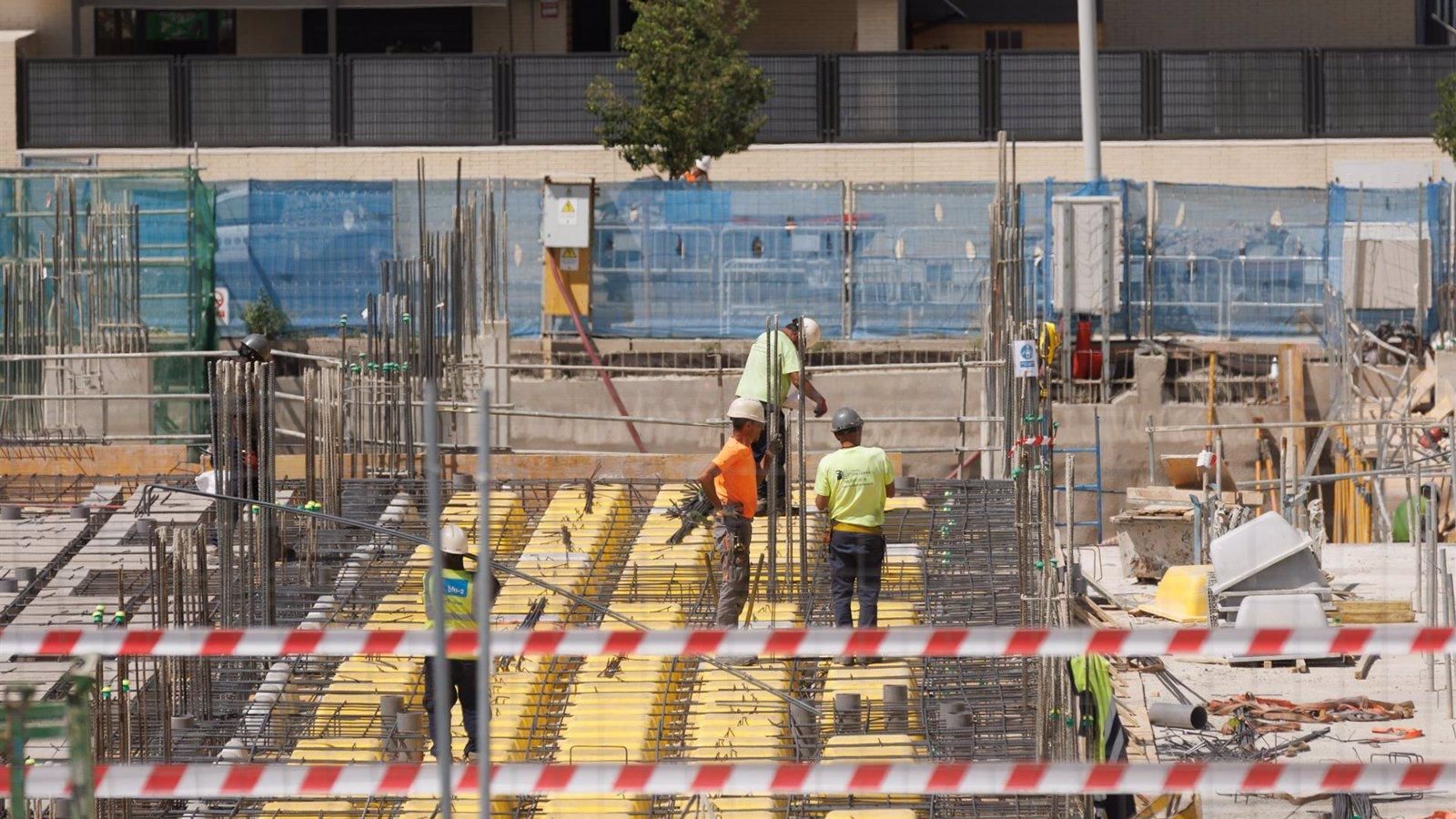 El Gobierno regional informa a 700 empresas sobre los riesgos laborales por el calor en la construcción